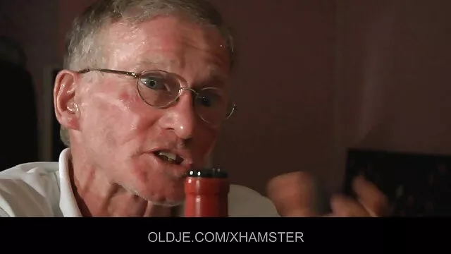 Két férfi fasz a szex nő egy szállodai szeretkezés videok szobában Moszkvában