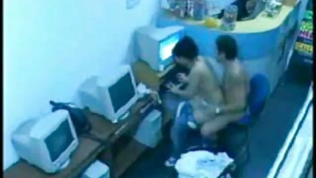 Victoria Pure videok szex megszívja Renato.