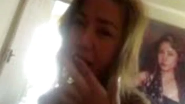 Valentina levetkőzik, hogy megmutassák íngyen szex videok a kanapén.