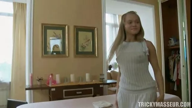 Lány Örmény mosolyog szex spriccelő betty közben