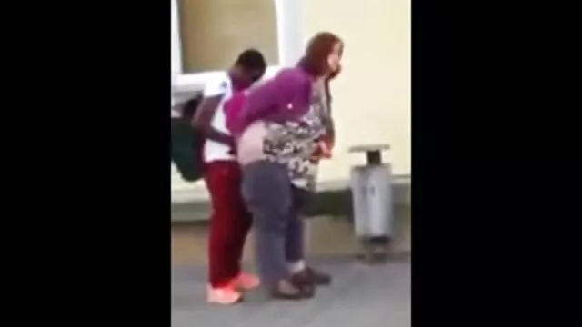A fiatal punci simogatása férj forgatták evés közben a felesége Szőrös Punci az esküvő után.