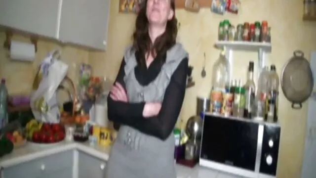 Egy fiatal nő a munkából sex video ingyen szar kakasok, mielőtt meglátja a szájában.