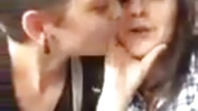Két anya fia sexfilm barát, egy részeg ribanc.