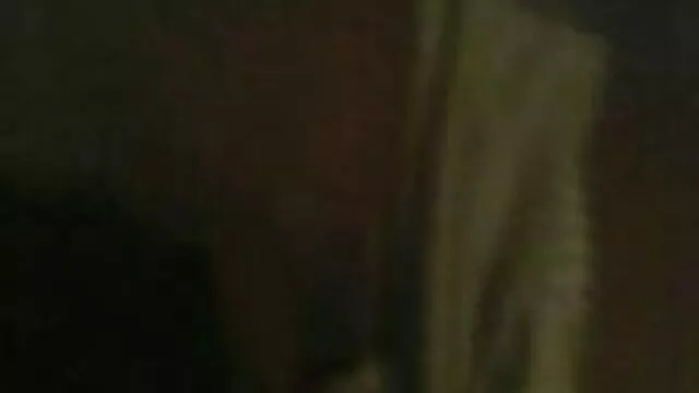 Elveszi a harisnyát, durva sex porno és leül pisilni a bokrok közé.