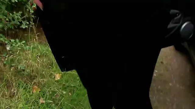 A kurvák krémmel kenték be a feneküket, és egy anális xex ingyen pasit rendeztek.