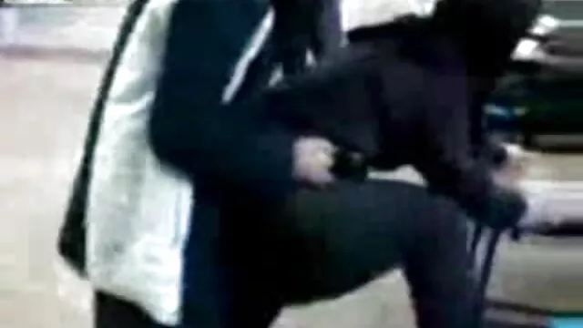 Vera gyengéden teszi a farkát a kezével, majd anya és fia szex a szájába veszi.