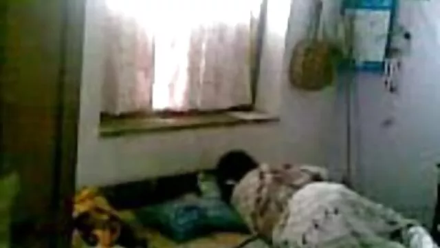 Sétál a plázában cum az arcán, szar a dugás a nagyival férje farkát az öltözőben.