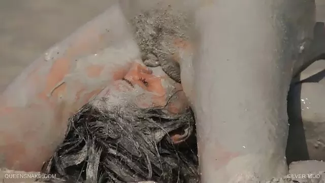 A feleség megcsalja ingyen idős sex a férjét a főnökkel az autóban.