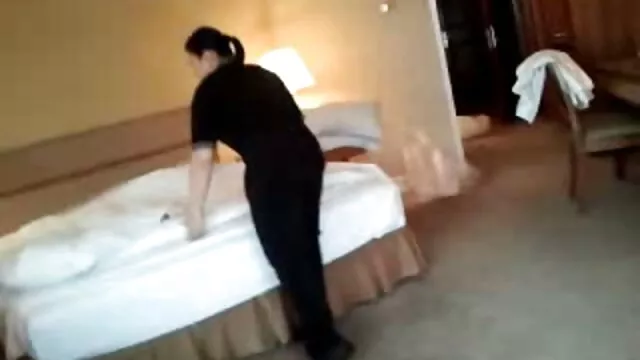 Juno ingyen porno filmek online fekszik a kanapén, hogy olvassa el, majd levetkőzni meztelenül.