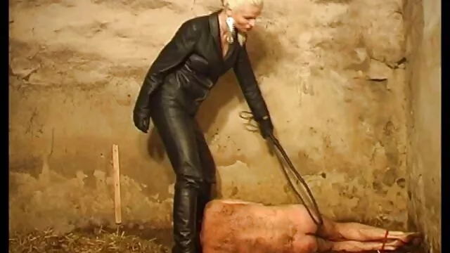 Két srác kibaszott az irodában, nagyi főnök két xxx pornó filmek kakas.