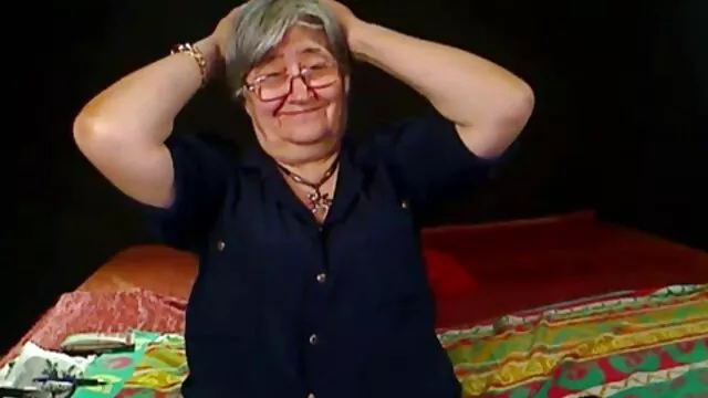 A nő orgazmusra sikoltozik a szeretővel való szex közben. perverz szex videok