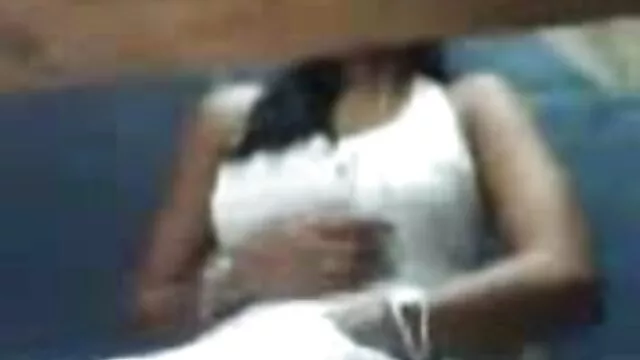 A nő leveszi az óvszert, majd rábaszik. anya fia sex a boltban