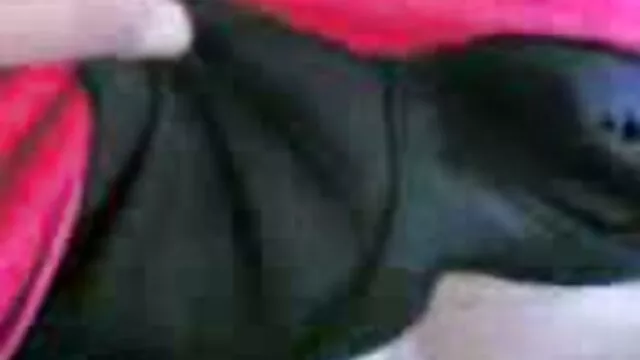 Fiatal Ázsiai feladja a szék egy felnőtt házi sex video kakas.