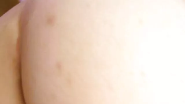 Egy fiatal fekete családi szexfilm lány maszturbál egy fekete dildóval a fürdőszobában.