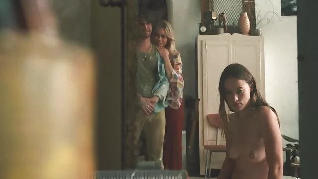 Szűz lehajol, maszturbál sexi anyucik a kanapén