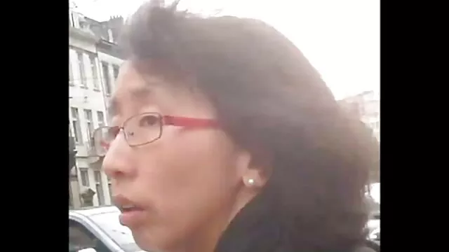 A nő amatör sexfilmek az anális szex után otthon kapta a farkát a szájába.