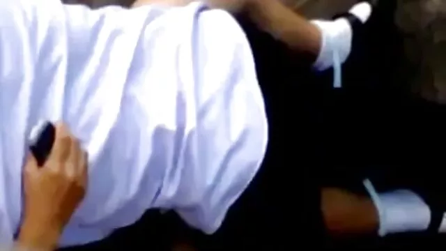 A fiatal masszőr szemüveggel lovagolt nagyapja lezbikus porno video kakasával.