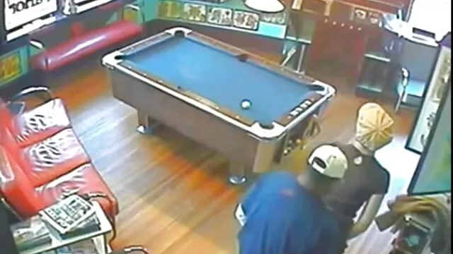 A feleség látja, hogy a férj Seggbe leszbi sex videó dugja a húgát, a csavargók pedig ezzel.
