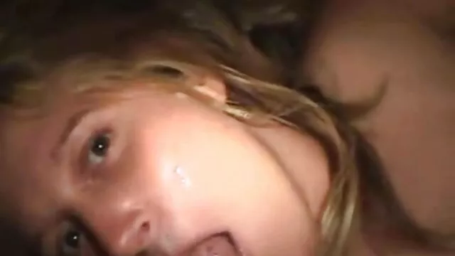 Egy fiatal pár meghívta a Shemale-t, hogy anya és fia szex videók otthon szexeljen.