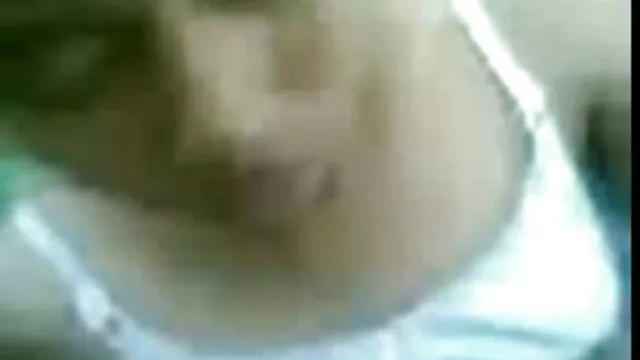 két lány látja, ki tudja hosszabb ideig sexi anyucik tartani a kezét a jeges vízben