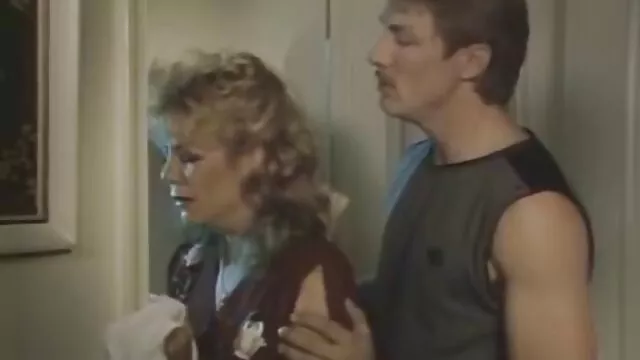 A szűk piros videa szexfilmek ruha alatt, nagy farok cső.