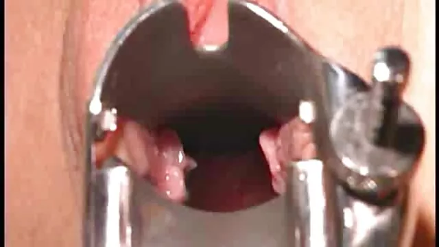 A nő hasmenést okoz a nyilvános sexmaszás WC-ben .)