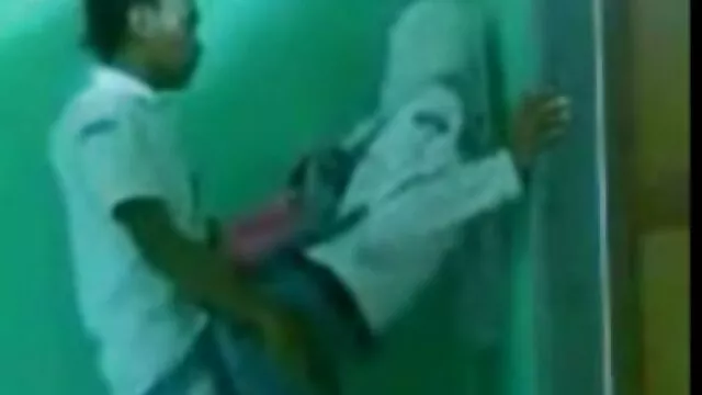 Egy keleti lány baszva az ujjaival, majd adott nekem egy leckét, hogyan kell szopni matur szex kakasok.