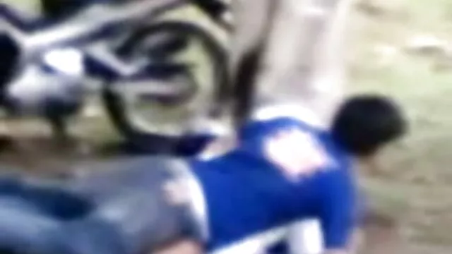 Az aranyos lány azt mutatja, punci, valamint leszbi pornó videok a seggét sűrűn fedett.