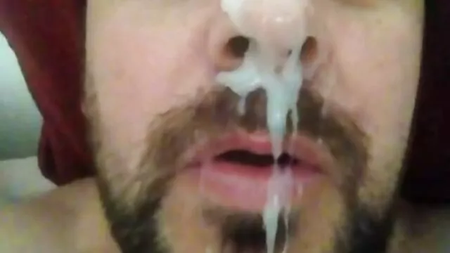 A fiatalember maszturbál a puncijával a webkamera előtt megerőszakol pornó a Skype-on.